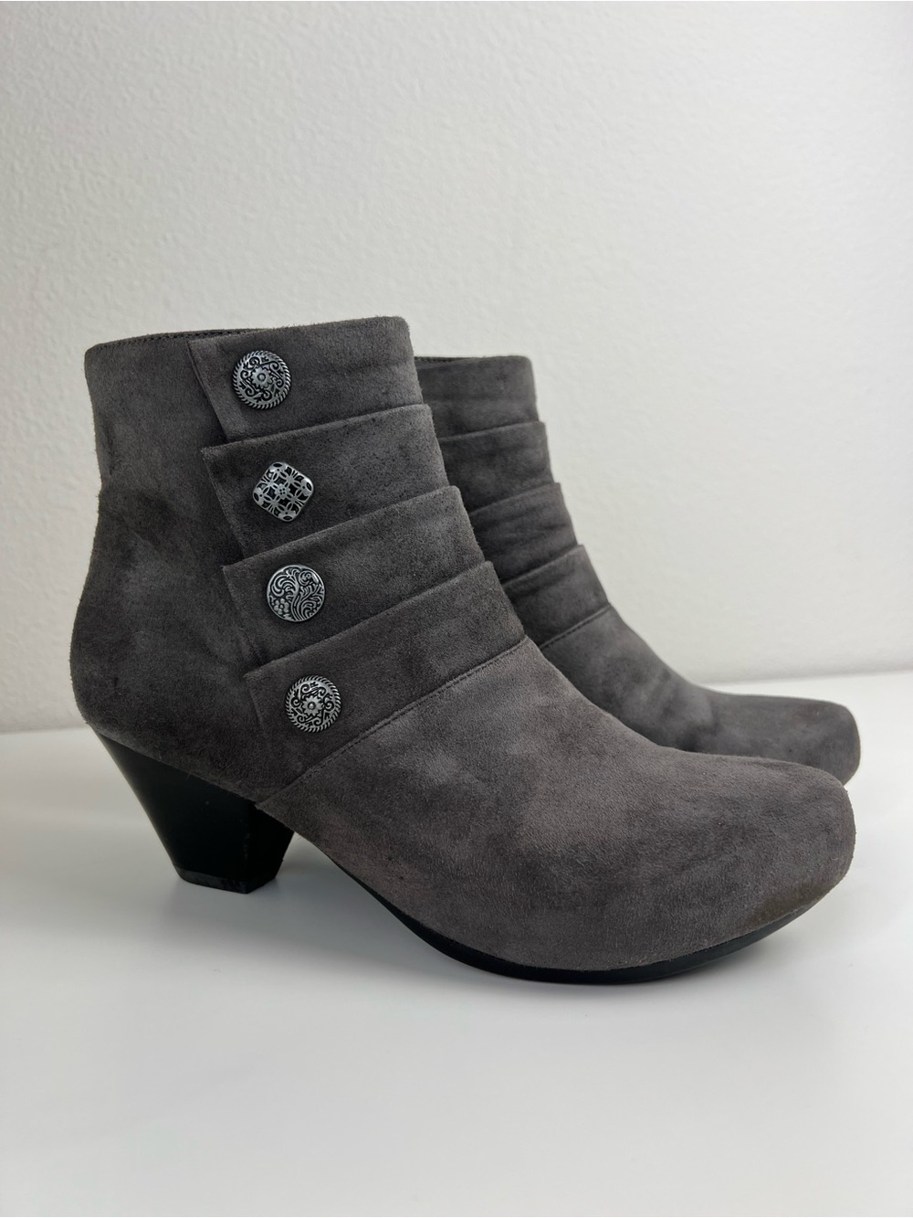 Dansko EU 39 US 8.5 Taupe Gray Suede Ankle Boots Button Detail Comfort Heel